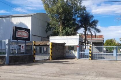 tras-desvincular-170-operarios,-lumilagro-defendio-el-modelo-de-milei-con-la-importacion-de-termos-desde-china