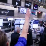 bonos-y-acciones-subieron-con-fuerza-y-el-riesgo-pais-bajo-a-600-puntos-tras-la-decision-de-trump-en-medio-oriente