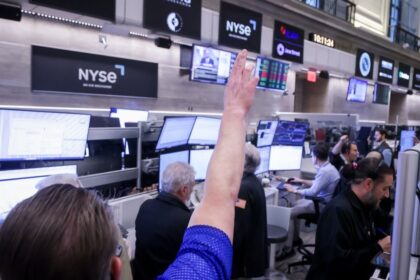 bonos-y-acciones-subieron-con-fuerza-y-el-riesgo-pais-bajo-a-600-puntos-tras-la-decision-de-trump-en-medio-oriente