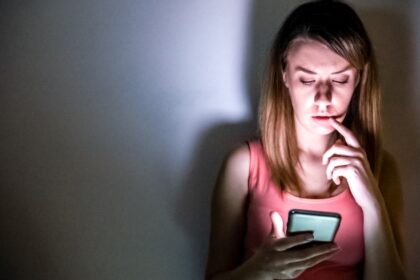 apps-espia-en-el-celular:-crecen-los-casos-de-vigilancia-dentro-de-las-parejas