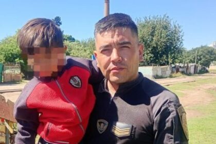 un-policia-rescato-a-un-nene-de-3-anos-de-ser-atropellado-por-un-tren