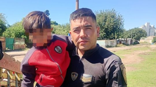 un-policia-rescato-a-un-nene-de-3-anos-de-ser-atropellado-por-un-tren