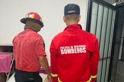 posadas:-ante-la-alerta-de-un-vecino,-policias-y-bomberos-rescataron-a-una-mujer-que-estaba-inconsciente-en-su-departamento