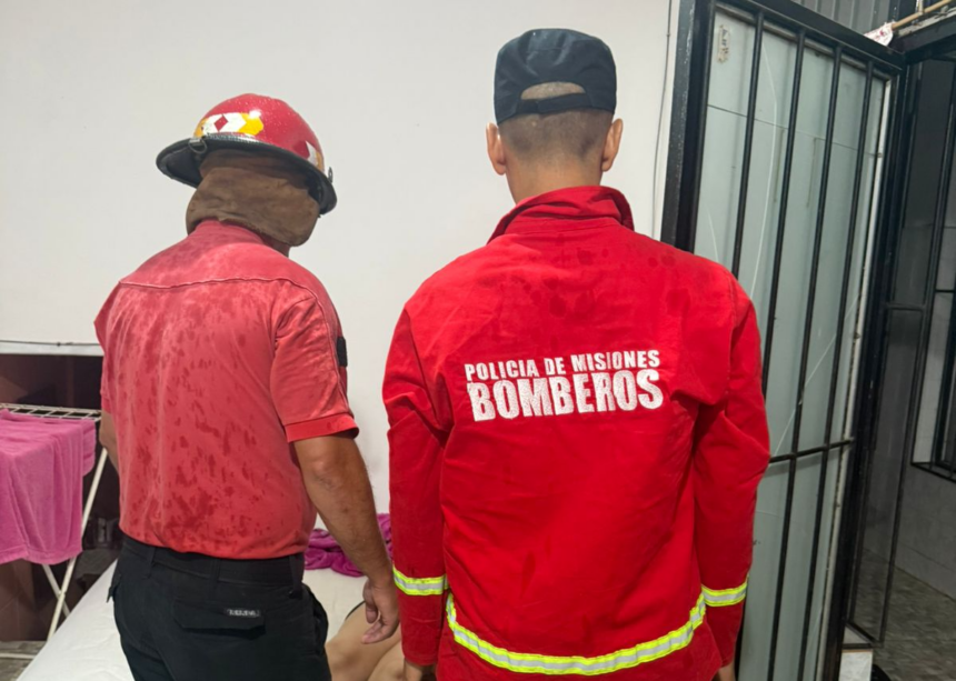 posadas:-ante-la-alerta-de-un-vecino,-policias-y-bomberos-rescataron-a-una-mujer-que-estaba-inconsciente-en-su-departamento