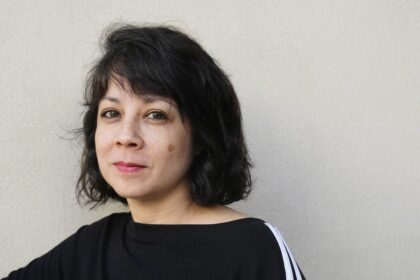 en-una-novela-para-adolescentes,-monica-zwaig-conecta-la-dictadura-con-la-ia