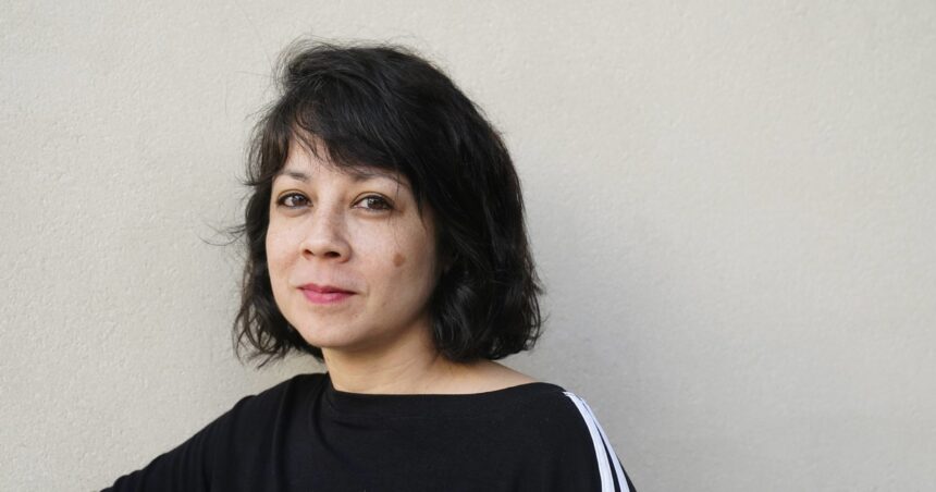 en-una-novela-para-adolescentes,-monica-zwaig-conecta-la-dictadura-con-la-ia