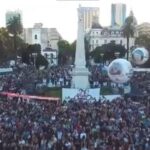plaza-de-mayo-custodia-la-memoria:-vigilia-masiva-a-50-anos-del-golpe-militar