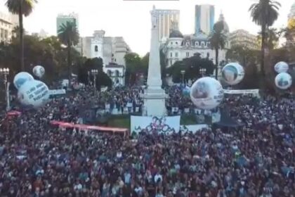 plaza-de-mayo-custodia-la-memoria:-vigilia-masiva-a-50-anos-del-golpe-militar