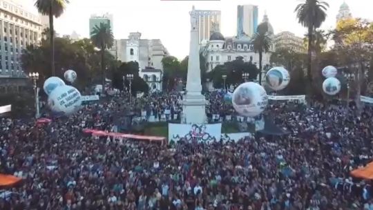 plaza-de-mayo-custodia-la-memoria:-vigilia-masiva-a-50-anos-del-golpe-militar