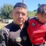 milagro-en-cordoba:-un-policia-rescato-a-un-nene-de-3-anos-segundos-antes-de-ser-arrollado-por-un-tren