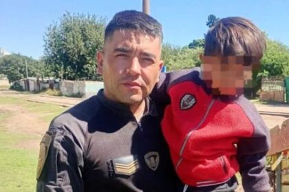 milagro-en-cordoba:-un-policia-rescato-a-un-nene-de-3-anos-segundos-antes-de-ser-arrollado-por-un-tren