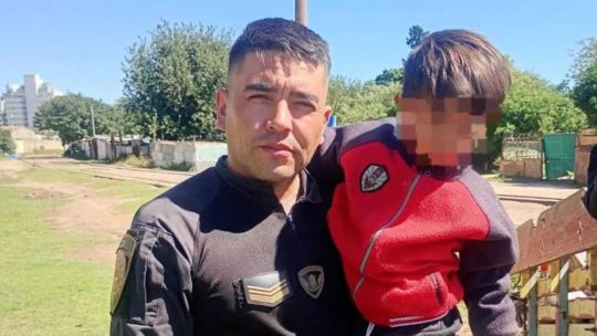 milagro-en-cordoba:-un-policia-rescato-a-un-nene-de-3-anos-segundos-antes-de-ser-arrollado-por-un-tren