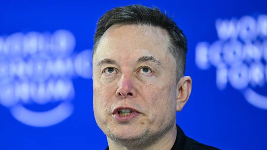 elon-musk-confirmo-el-paso-de-neuralink-a-la-fase-industrial-para-fabricar-implantes-a-gran-escala