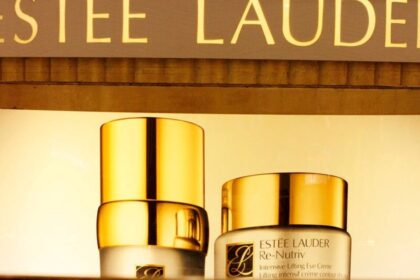 megafusion-en-cosmetica:-estee-lauder-va-por-la-duena-de-los-perfumes-carolina-herrera-y-rabanne