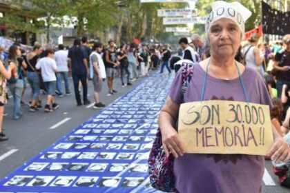 organizaciones-de-derechos-humanos-marchan-este-martes-a-plaza-de-mayo-a-50-anos-del-ultimo-golpe-de-estado