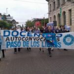 tension-en-corrientes:-docentes-autoconvocados-marcharon-frente-a-la-casa-de-la-ministra-de-educacion
