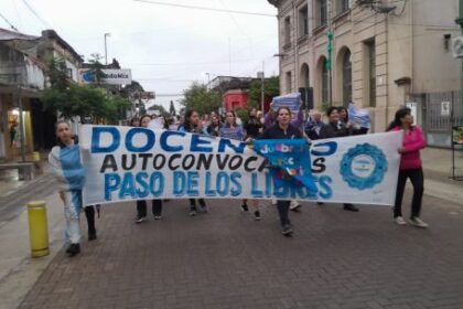 tension-en-corrientes:-docentes-autoconvocados-marcharon-frente-a-la-casa-de-la-ministra-de-educacion