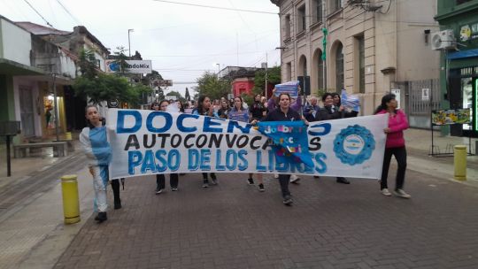 tension-en-corrientes:-docentes-autoconvocados-marcharon-frente-a-la-casa-de-la-ministra-de-educacion