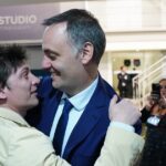 en-el-gobierno-ahora-dicen-que-esperan-a-que-se-defina-el-futuro-de-manuel-adorni-para-avanzar-con-los-cambios-en-la-side