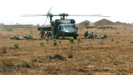 que-es-un-helicoptero-black-hawk:-como-funciona-y-por-que-es-clave-en-operaciones-militares
