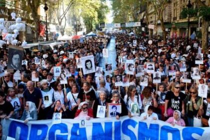 huge-crowd-floods-plaza-de-mayo-to-mark-50-years-since-dictatorship-coup