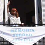 cristina-kirchner-colgo-una-bandera-de-“memoria,-verdad-y-justicia”-para-recibir-a-la-columna-de-la-campora-que-marcho-a-50-anos-del-golpe