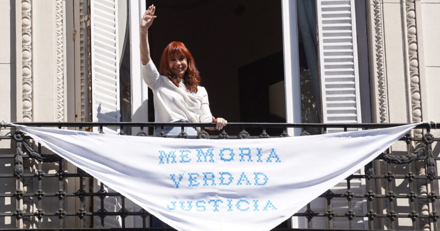 cristina-kirchner-colgo-una-bandera-de-“memoria,-verdad-y-justicia”-para-recibir-a-la-columna-de-la-campora-que-marcho-a-50-anos-del-golpe