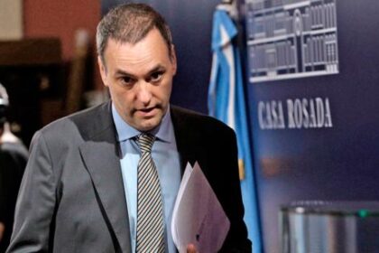 conferencias,-fotos-e-hiperactividad:-adorni-obligado-a-exponerse-para-preservar-su-rol-en-el-gobierno