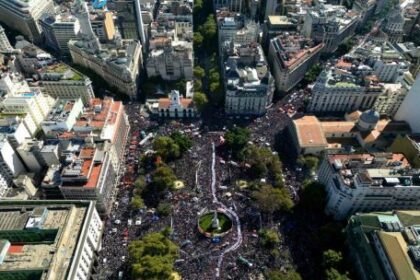 “nos-robaron-como-un-botin-de-guerra”:-una-multitud-colma-plaza-de-mayo-a-50-anos-del-golpe