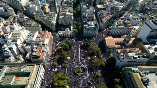 “nos-robaron-como-un-botin-de-guerra”:-una-multitud-colma-plaza-de-mayo-a-50-anos-del-golpe