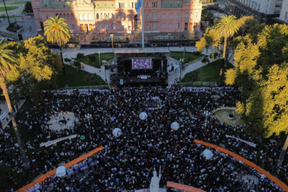 una-multitud-lleno-la-plaza-de-mayo-a-50-anos-del-golpe:-duras-criticas-al-gobierno-en-el-acto-central