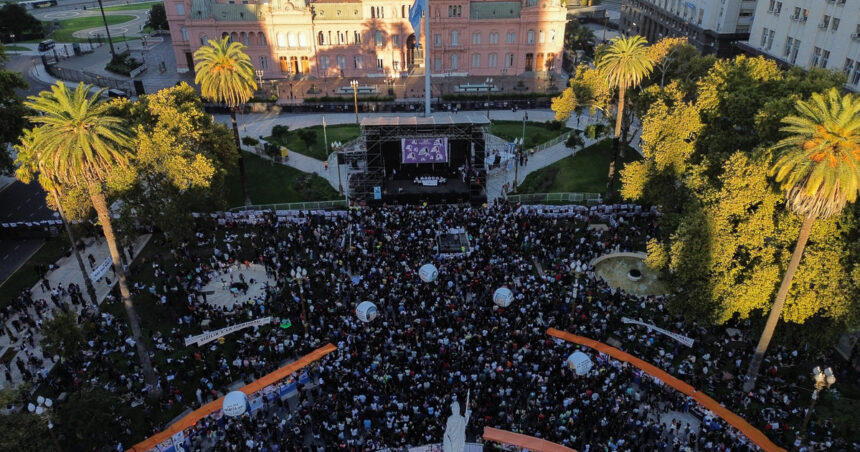 una-multitud-lleno-la-plaza-de-mayo-a-50-anos-del-golpe:-duras-criticas-al-gobierno-en-el-acto-central