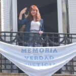 cristina-kirchner-saludo-a-la-militancia-y-colgo-un-panuelo-en-su-balcon-por-la-memoria