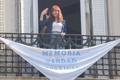 cristina-kirchner-saludo-a-la-militancia-y-colgo-un-panuelo-en-su-balcon-por-la-memoria