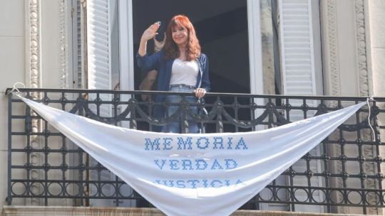 cristina-kirchner-saludo-a-la-militancia-y-colgo-un-panuelo-en-su-balcon-por-la-memoria