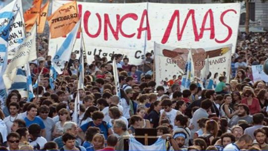 marchas-en-todo-el-pais-por-el-24-de-marzo:-plazas-colmadas-y-movilizaciones-masivas-en-distintas-ciudades