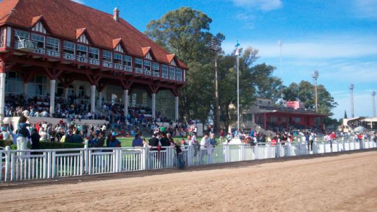 crisis-en-el-jockey-club-cordoba:-advierten-que-el-turf-quedo-“a-un-paso-del-cierre”-y-denuncian-desinversion