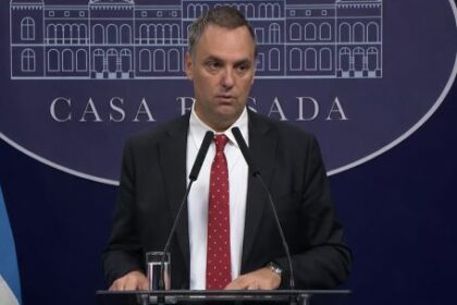 manuel-adorni-dio-su-primera-conferencia-de-prensa-tras-el-escandalo-de-sus-vuelos:-“no-tengo-nada-que-esconder”