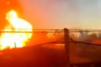 feroz-incendio-en-un-deposito:-garrafas-como-misiles,-explosiones-y-heridos