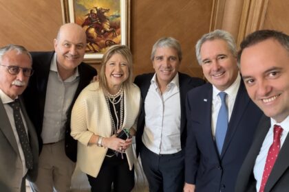 “gran-equipo,-contra-todo”,-en-senal-de-apoyo,-cinco-ministros-acompanaron-a-manuel-adorni-en-su-conferencia-de-prensa