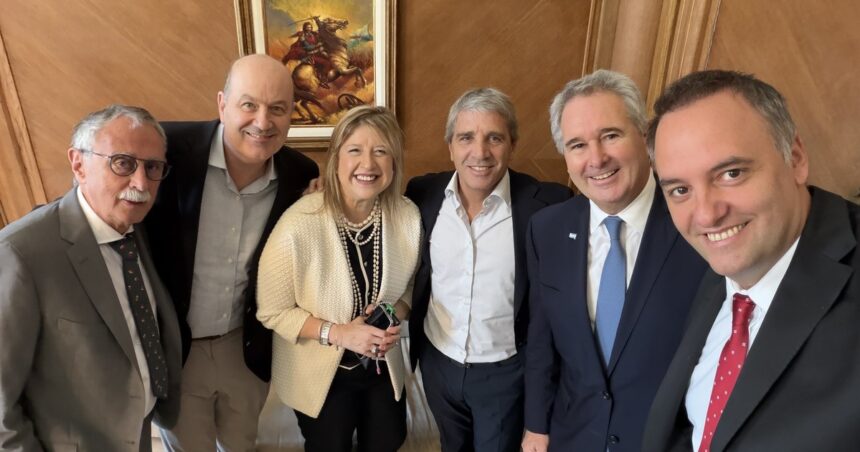 “gran-equipo,-contra-todo”,-en-senal-de-apoyo,-cinco-ministros-acompanaron-a-manuel-adorni-en-su-conferencia-de-prensa