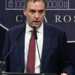 el-detras-de-escena-de-la-conferencia-de-manuel-adorni:-risas,-omisiones,-enojos-y-el-consejo-de-santiago-caputo