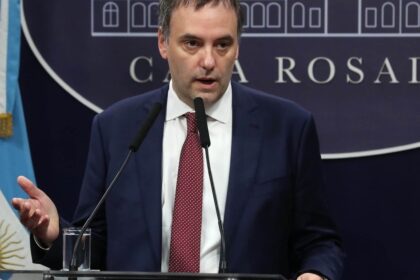 el-detras-de-escena-de-la-conferencia-de-manuel-adorni:-risas,-omisiones,-enojos-y-el-consejo-de-santiago-caputo