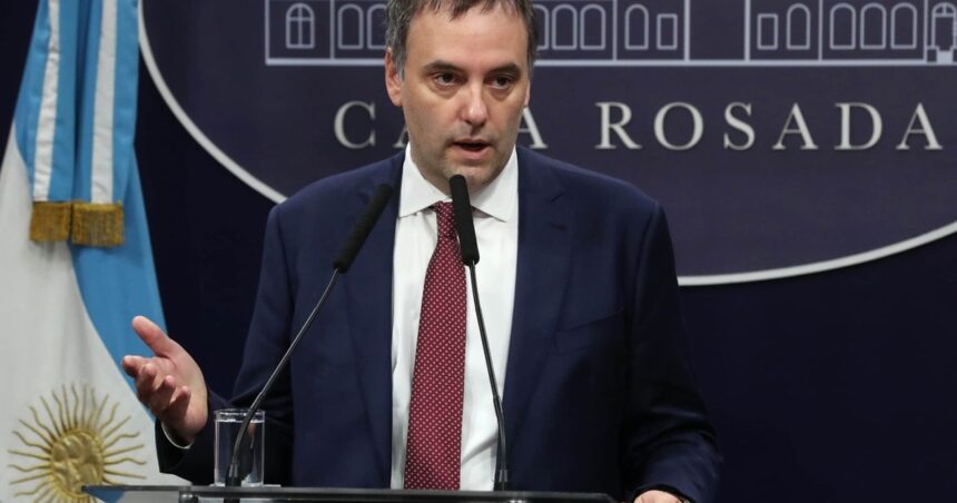 el-detras-de-escena-de-la-conferencia-de-manuel-adorni:-risas,-omisiones,-enojos-y-el-consejo-de-santiago-caputo