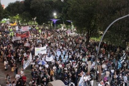 masiva-marcha-en-resistencia-por-el-24-de-marzo:-fuerte-mensaje-politico-a-50-anos-del-golpe