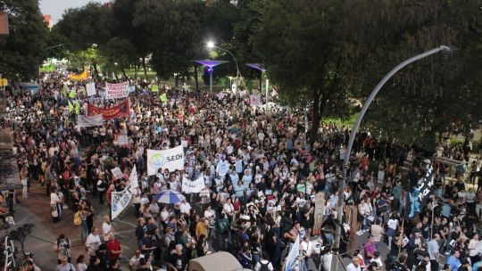 masiva-marcha-en-resistencia-por-el-24-de-marzo:-fuerte-mensaje-politico-a-50-anos-del-golpe