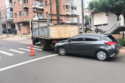 posadas:-siniestro-vial-entre-un-auto-y-un-camion-sin-personas-lesionadas