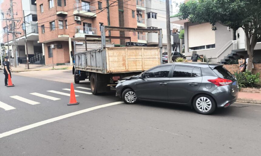 posadas:-siniestro-vial-entre-un-auto-y-un-camion-sin-personas-lesionadas