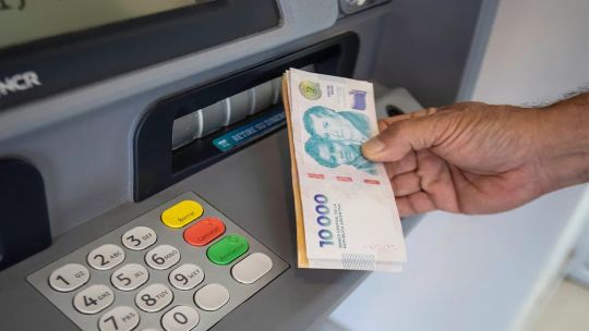 los-salarios-volvieron-a-perder-contra-la-inflacion-en-enero,-segun-el-indec