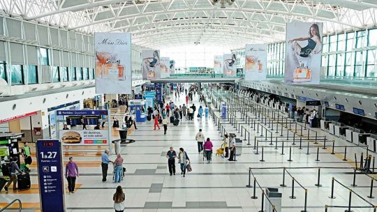la-balanza-turistica-fue-negativa-a-pesar-de-que-viajaron-menos-argentinos-al-exterior-y-llegaron-mas-turistas